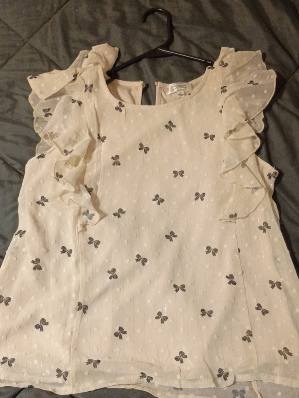 Women's Cream  Skeevless Ruffle Blouse  W Black Bows On It  Button In Back